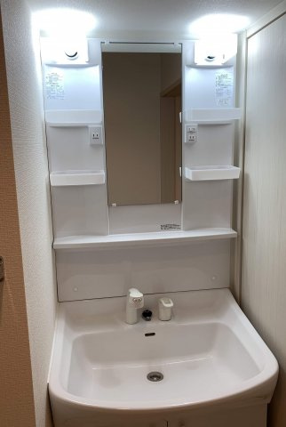 【洗面所】 | 脱衣スペースもあります（別同部屋の写真です）