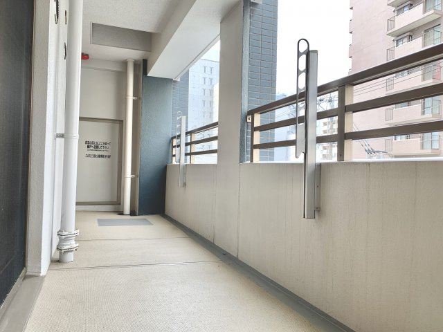 【バルコニー】 | 外からの目が気にならないバルコニーで洗濯物が干せます（別同部屋の写真です）