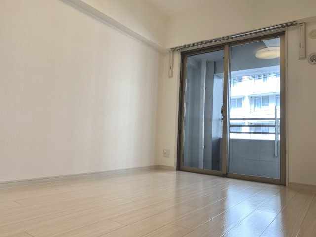 【内装】 | 明るい色調の室内です（別同部屋の写真です）