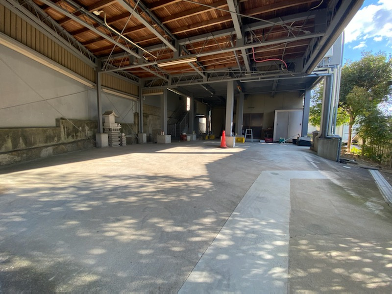 大東市中垣内１丁目　戸建ての駐車場|■お車は４台は余裕で駐車できますよ♪♪