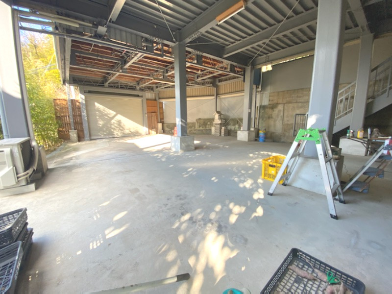 大東市中垣内１丁目　戸建ての駐車場|■１階には倉庫があり、収穫した農作物も保存出来ますよ♪♪