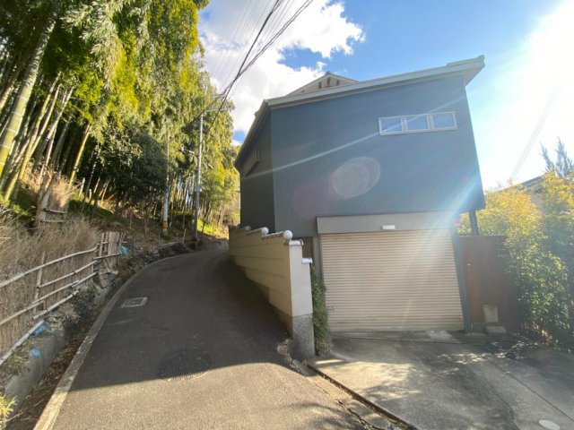 大東市中垣内１丁目　戸建ての前面道路含む現地写真|■大事なお車、バイクも電動シャッター付きで保管も安心ですね♪♪