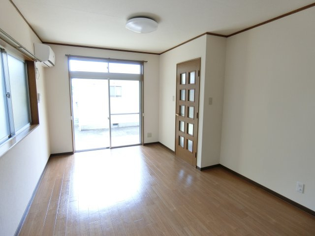 テラスハウス袴田の居間・リビング