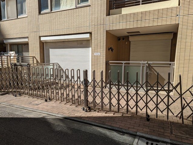 アクシルコート上野の駐車場