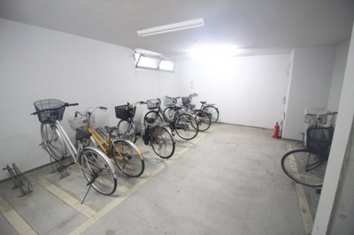 【その他共用部分】 | クリスタルライト | マンション1階部分に自転車置き場があり雨に濡れません!(^^)!