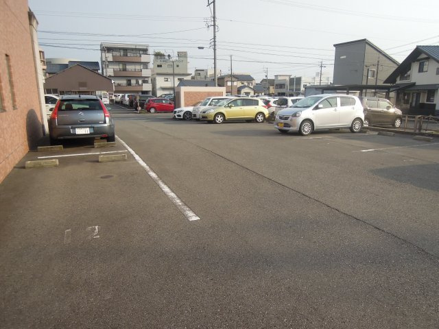 フレリア志比口（投資）の駐車場