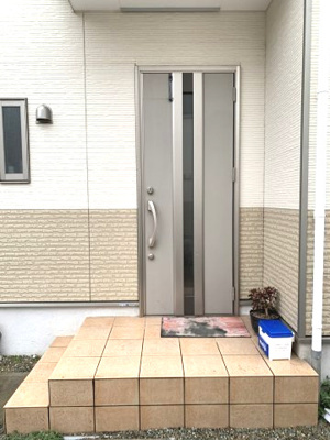 【外観】 | 魚住町清水字井桶田　中古戸建 | 玄関。