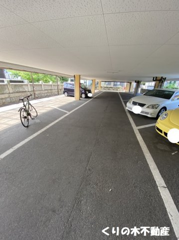 【駐車場】 | ロゼッタWEST | 車をお持ちの方に嬉しい駐車場付きの物件です