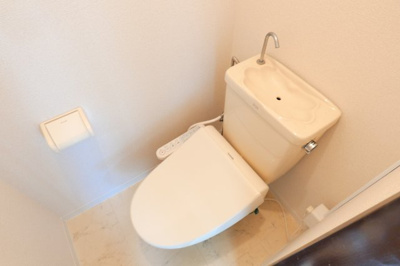 【トイレ】 | エレガントハイツB | 温水洗浄便座付きです。