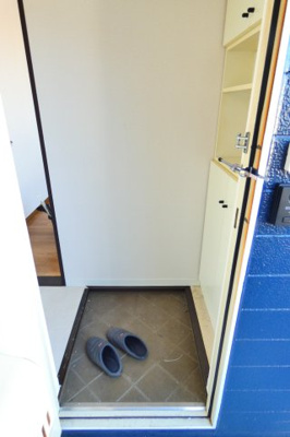 【玄関】 | エレガントハイツB | シューズボックスのある玄関です