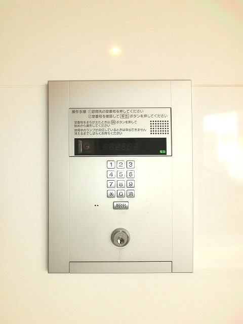 COMFORIA浅草橋DEUXのエントランス|モニター付オートロックセキュリティです