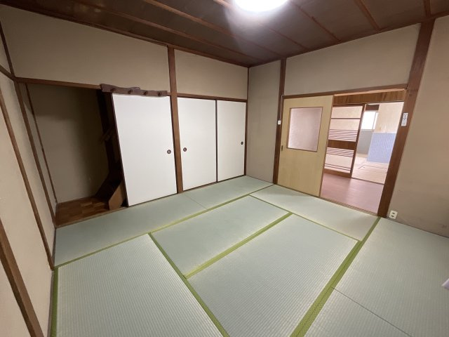 【和室】 | 三輪戸建 | 1階の和室から2階に上がります