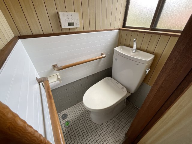 【トイレ】 | 三輪戸建 | 手すり付きのトイレです