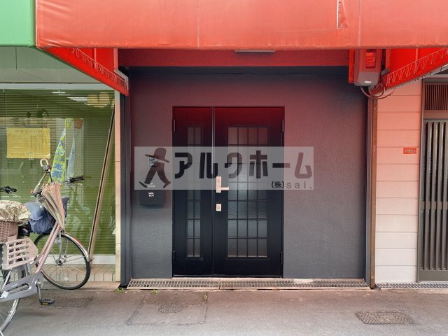 大阪八尾インダストリアルガレージハウス風テラスの玄関