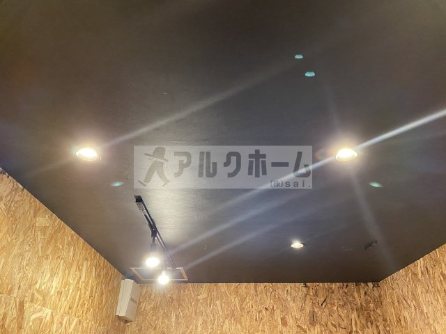 大阪八尾インダストリアルガレージハウス風テラスの居間・リビング