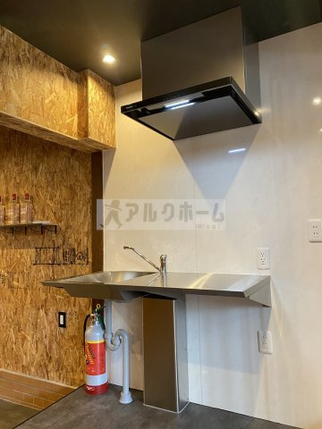 大阪八尾インダストリアルガレージハウス風テラスのキッチン