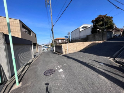 【前面道路含む現地写真】 | 千種区南ヶ丘第3期　全2棟　1号棟＜仲介手数料無料＞上野小・振甫中　新築一戸建て | 2/9撮影
住宅ローンアドバイザーの村田です。住宅ローン審査が通らなかった方、あきらめる前にご相談ください。