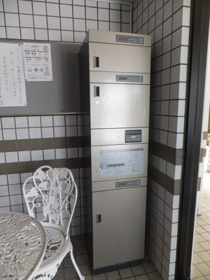 【その他共用部分】 | フラット百合ヶ丘 | 共用エントランスには宅配BOXがあるので荷物の受け取りもスムーズに♪再配達の手間がかからないのが魅力♪