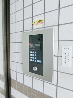 【エントランス】 | フラット百合ヶ丘 | 共用エントランスは不審者の侵入を未然に防ぐオートロック付き！防犯対策充実しています◎