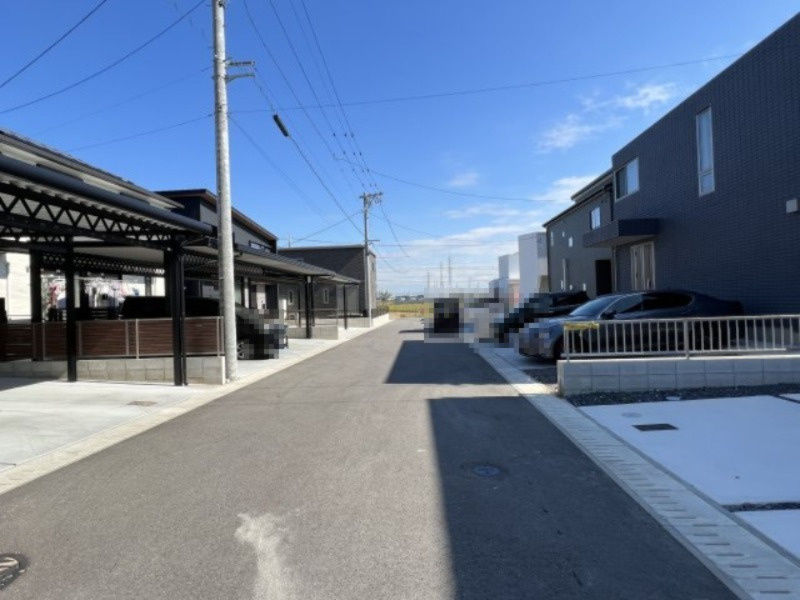 碧南市鷲塚町21-1期新築分譲住宅　2号棟の前面道路含む現地写真|碧南市鷲塚町21-1期新築分譲住宅前面道路写真です。開発道路北西約6ｍ