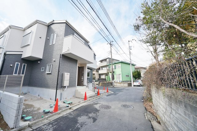 【横浜市保土ケ谷区瀬戸ケ谷町243-38新築戸建て２号棟】★仲介手数料無料★（瀬戸ヶ谷小学校・岩崎中学校）の前面道路含む現地写真|エコジョーズや食洗機など設備豊富なお住まいです。