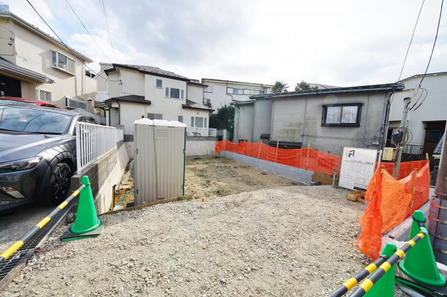 ウォークインクローゼット2カ所・シューズクローゼットもあり、収納充実。保土ケ谷区仏向町　新築戸建ての外観|食洗器や浴室乾燥機など設備充実なお住まいです。