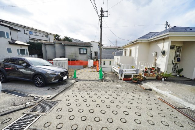 ウォークインクローゼット2カ所・シューズクローゼットもあり、収納充実。保土ケ谷区仏向町　新築戸建ての前面道路含む現地写真|静かな生活が送れる第一種低層住居専用地域です。