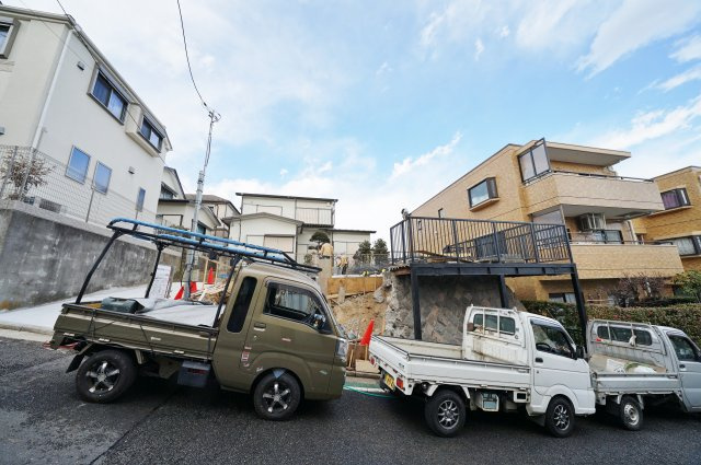 前面道路、南6.2ｍにつき陽当り良好♪保土ケ谷区法泉2丁目　新築戸建ての外観|南ひな壇につき陽当り良好な物件です。