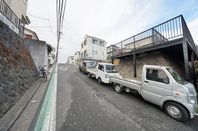前面道路、南6.2ｍにつき陽当り良好♪保土ケ谷区法泉2丁目　新築戸建ての前面道路含む現地写真|火事の心配が少ないオール電化住宅になっています。