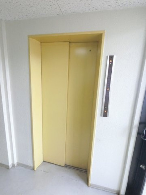 【その他共用部分】 | 【売主直売】ホーメストハイツ大通り公園 | お買い物時やベビーカーの出し入れに便利なエレベーター付です。