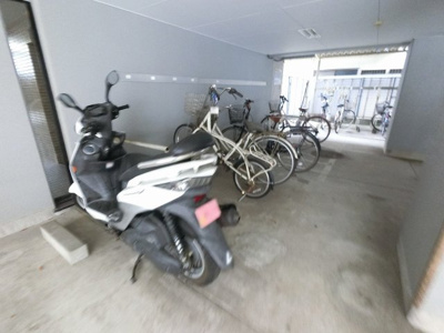 【その他共用部分】 | 【売主直売】ホーメストハイツ大通り公園 | バイク置場です。