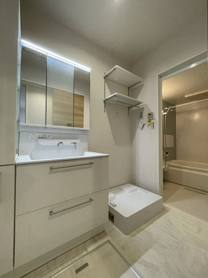 【洗面所】 | crescente pal【SHM】 | 忙しい朝にあると嬉しいシャンプードレッサー完備！朝の準備もラクラク☆お化粧するときにも大活躍です！