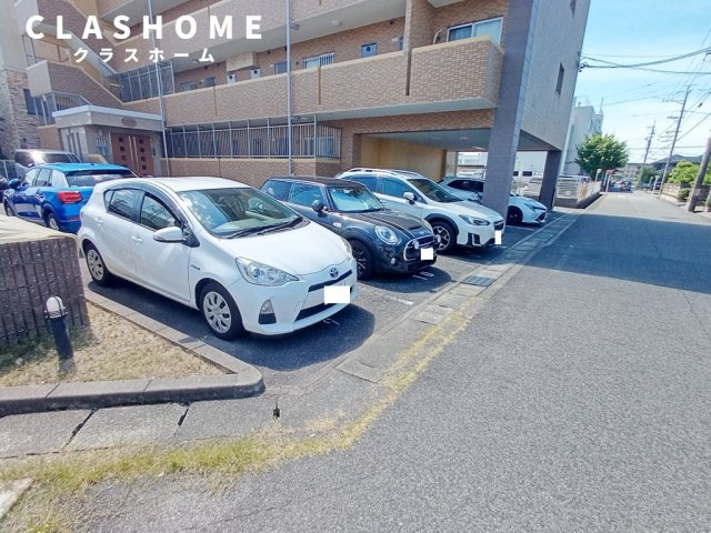 ユア・ステージ神明の駐車場