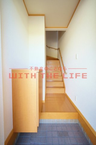 ギャランコート【キャッシュバック対象】の玄関|明るい玄関です