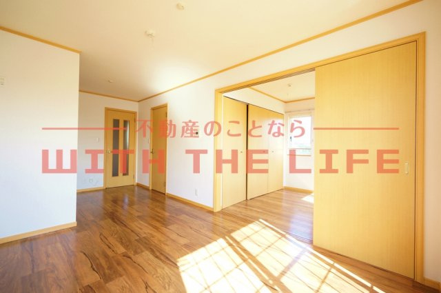 ギャランコート【キャッシュバック対象】の内装|明るい室内です