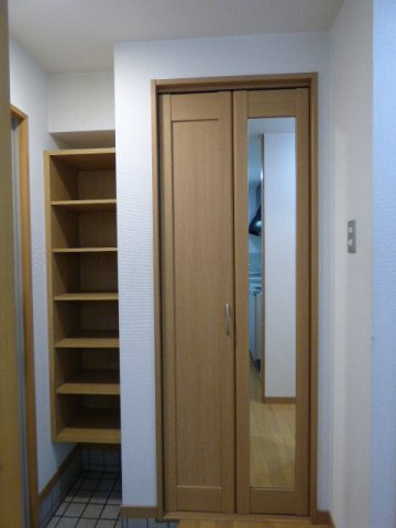 【収納】 | ミレーユ・ステディア | 玄関にクローゼットを設置しておりますので、帰宅後すぐに上着を掛けられます。姿見もありますので、お出かけ前には全身チェックできます！