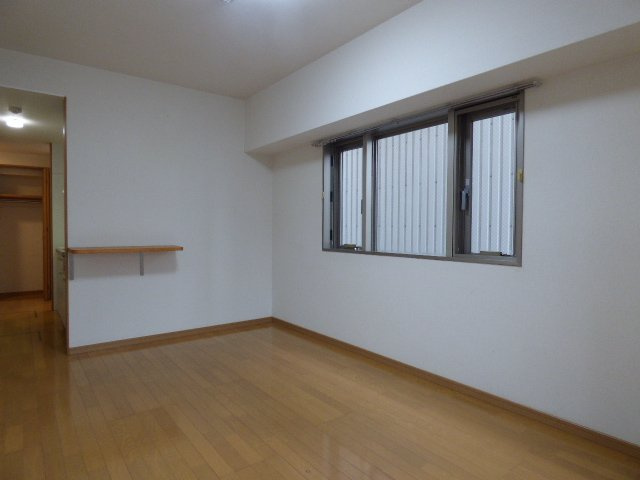 【居間・リビング】 | ミレーユ・ステディア | 角部屋なので窓が２面あり、明るく風通しが良いですね♪　