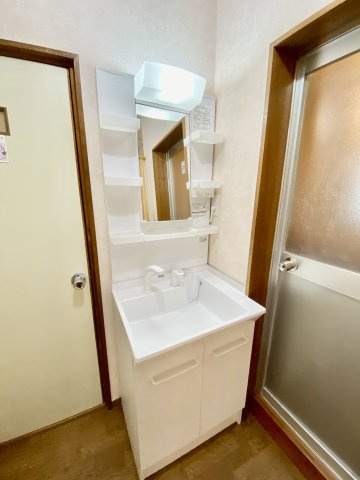 追田マンションの独立洗面台