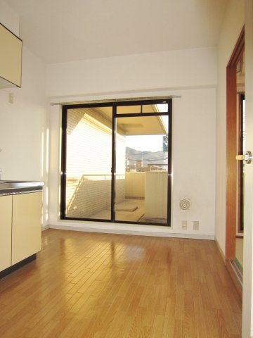 三沢ビルの居間・リビング