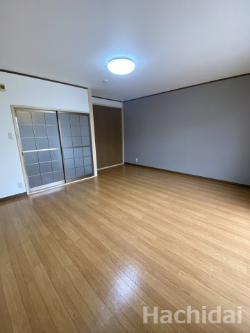 レストハウスの洋室|落ち着いたアクセントクロス