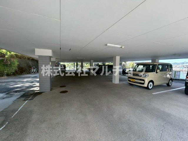 アメニティあひるの駐車場|車をお持ちの方に嬉しい駐車場付きの物件です