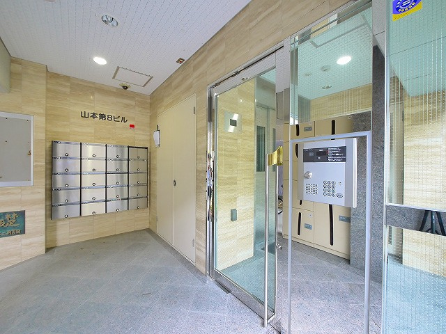 アイリスハイツ8号館のエントランス|ゆとりのあるエントランスです