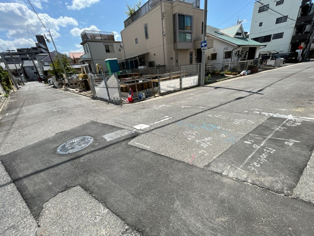 昭和区小坂町 全2棟　1号棟＜仲介手数料無料＞吹上小・北山中　新築一戸建ての前面道路含む現地写真|4/4撮影
角地で開放感あります！