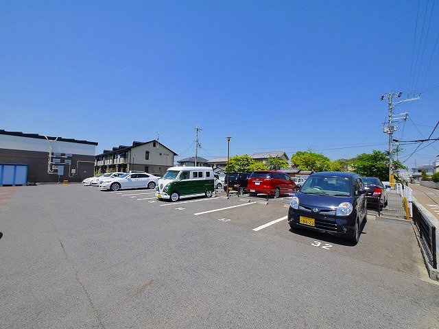 レオパレスヴィラージュBの駐車場|駐車場があるので、車を買う予定の方も安心です