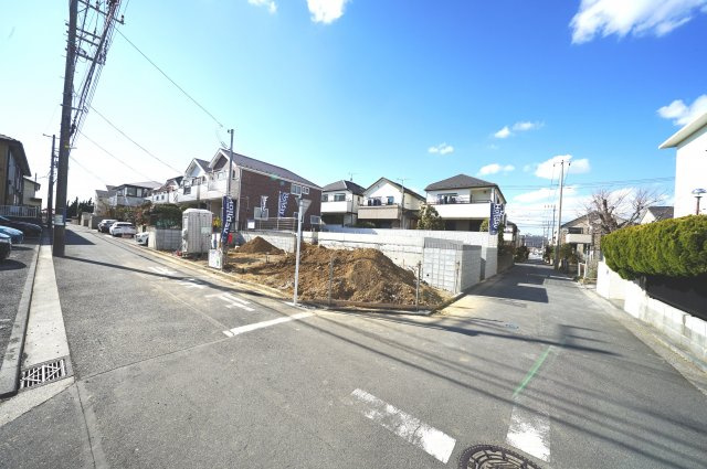 カースペース２～３台！南道路♪南区別所中里台　全２棟新築戸建ての前面道路含む現地写真|低層住居専用地域のため静かな環境でお過ごしいただけます。