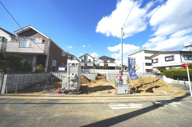 カースペース２～３台！南道路♪南区別所中里台　全２棟新築戸建ての前面道路含む現地写真|南東側道路のため、明るい日差しの入るお住まいです。