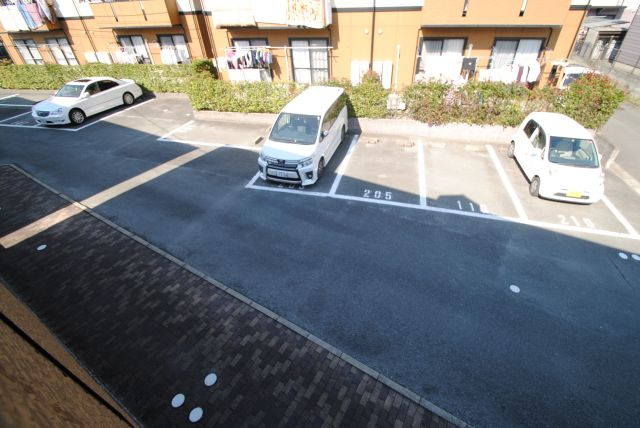 アクールの駐車場