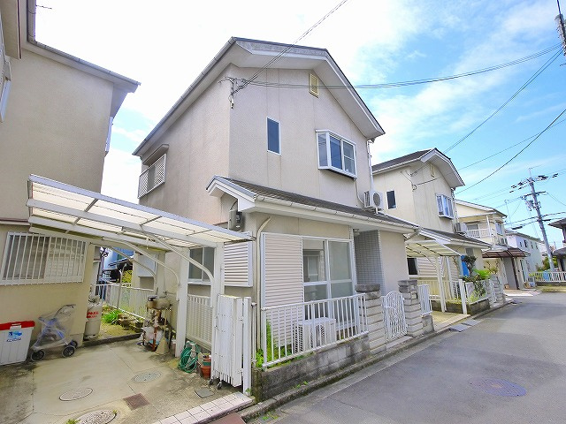 石上町貸家の外観|落ち着いた雰囲気の外観です