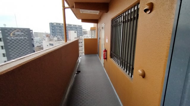ノバカネイチ玉造のその他共用部分|玄関前通路です。