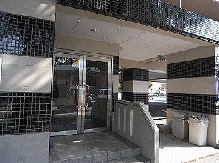 熊本市中央区本荘６丁目の賃貸マンションのエントランス
